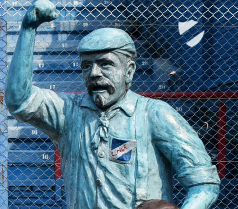Monumento al hincha pionero Prudencio Reyes, en el estadio del Nacional de Montevideo. (Foto: Internet)