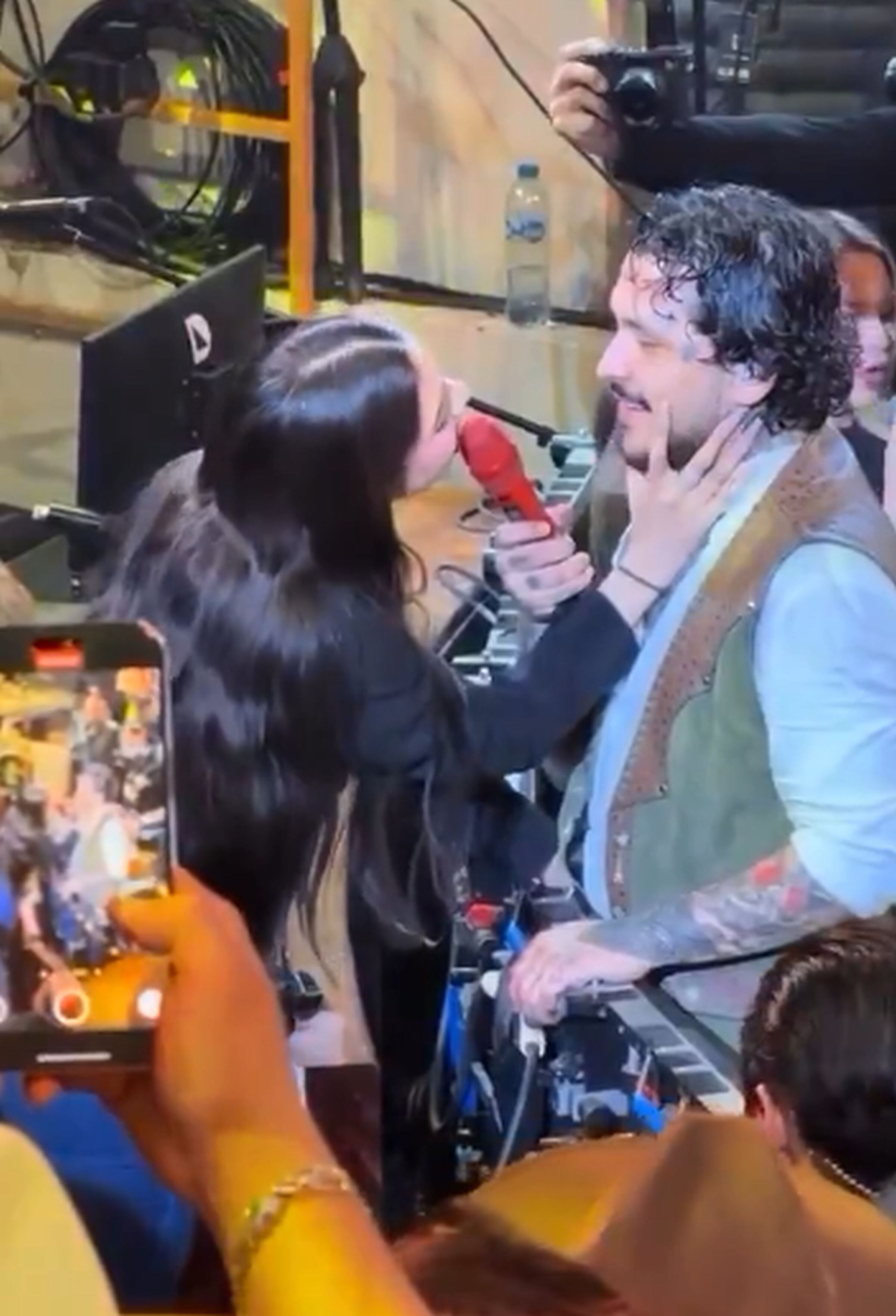 Cuando empezó a sonar ‘Dime cómo quieres’, Christian Nodal decidió ir al lugar donde estaba su esposa para que ella pudiera acompañarle en el canto de dicho tema. (Foto: @TabascoHOY / X)