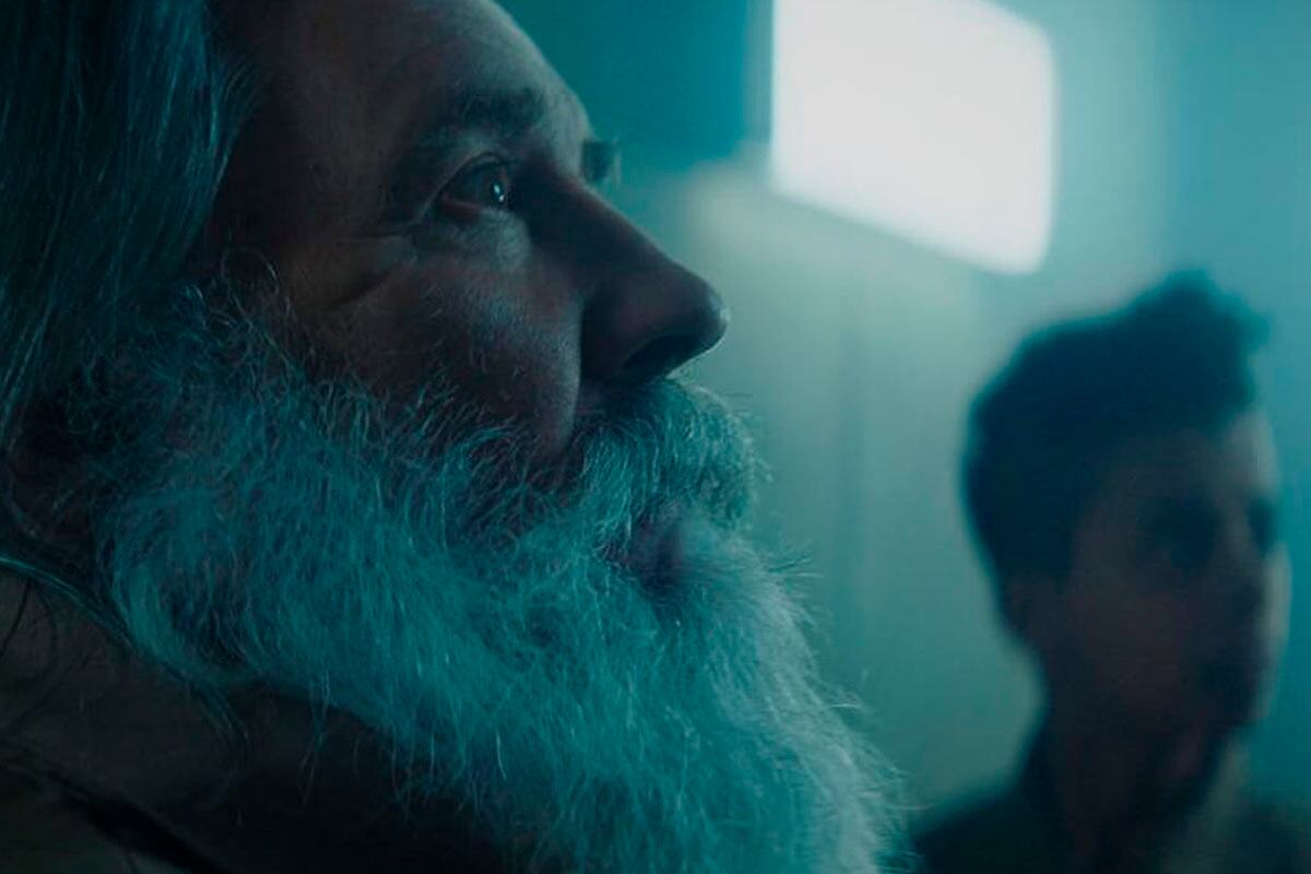 Un viejo sabio les confesó que deberían tener un mensaje para salir de allí (Foto: Netflix)