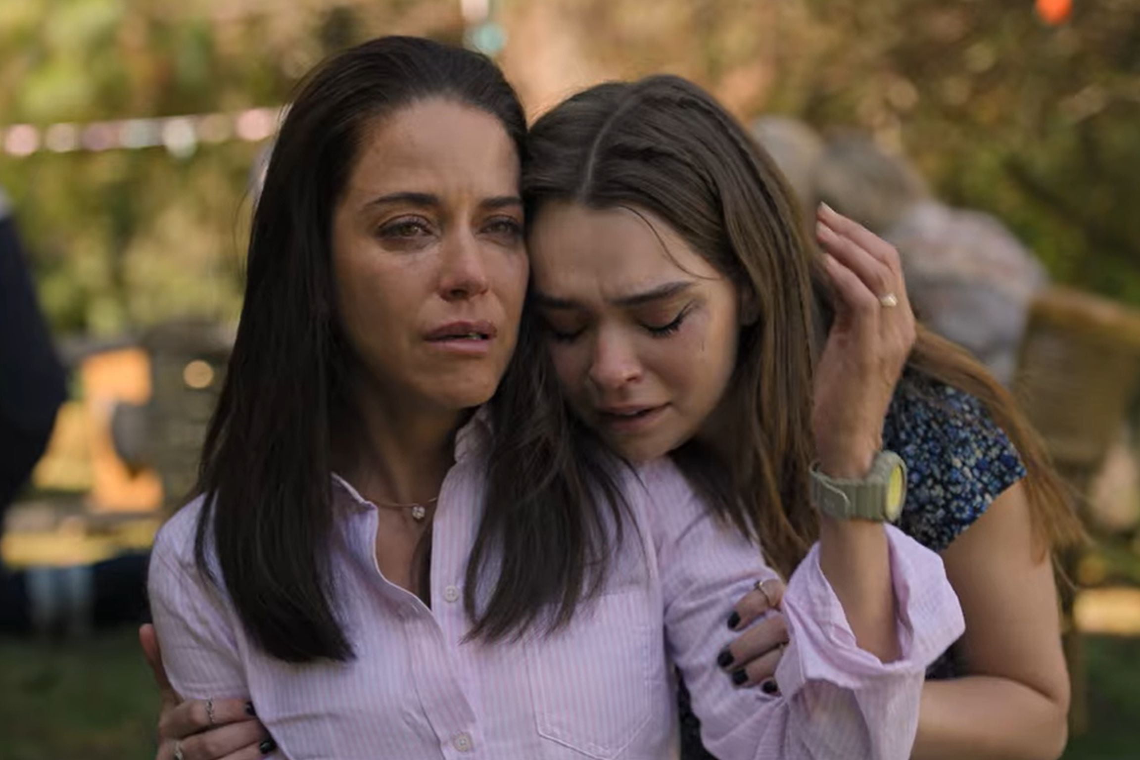 En "Accidente", Daniela sufriendo por la tragedia el día del cumpleaños de su pequeño. Aquí al lado d e su otra hija (Foto: Netflix)