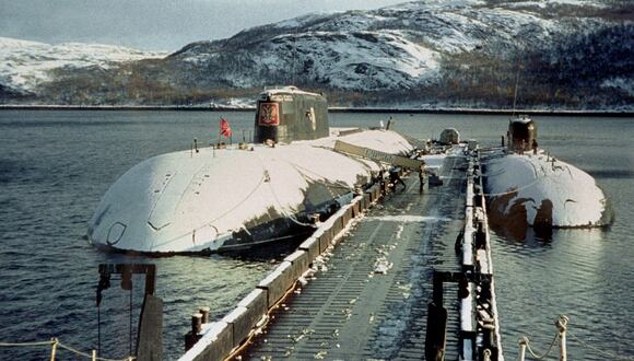 Una imagen de archivo tomada en el invierno de 2000 muestra el submarino nuclear ruso Kursk (izquierda). (Foto de ITAR-TASS FILES / AFP)
