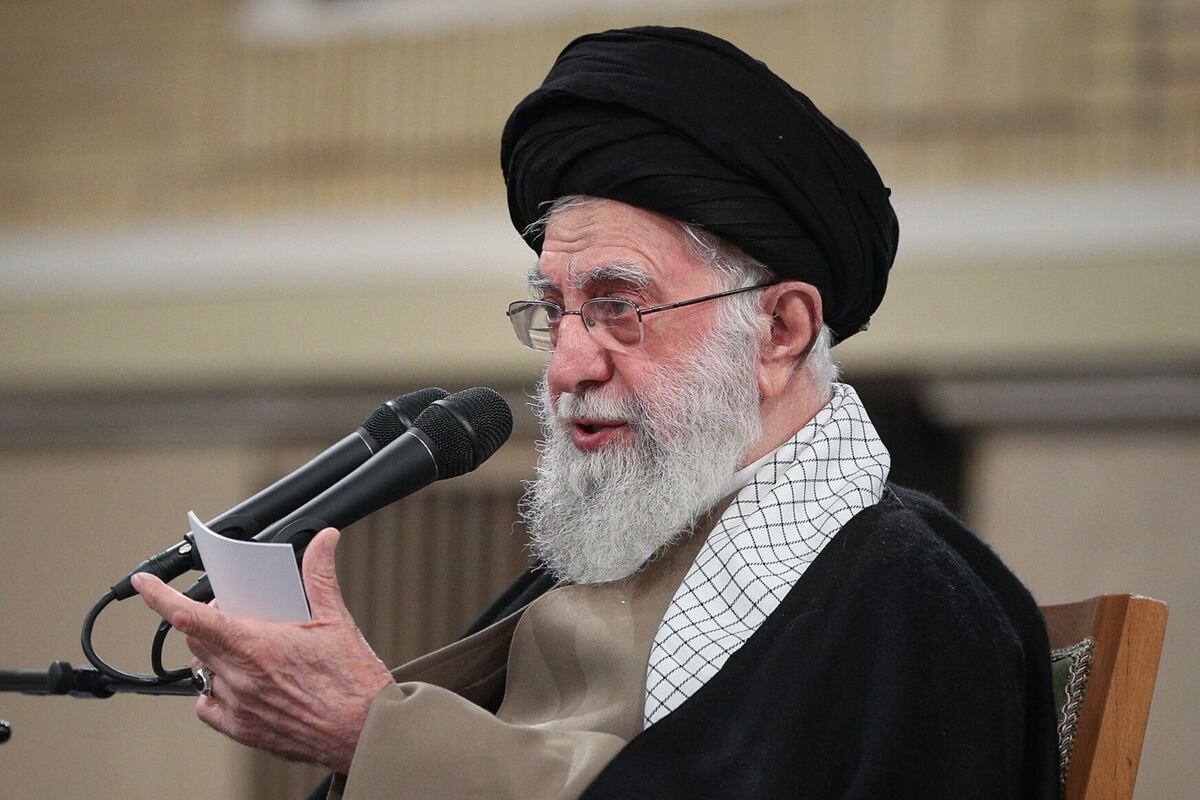 El líder supremo iraní, el ayatolá Ali Jamenei, hablando durante una reunión con estudiantes iraníes en Teherán, Irán, el 12 de marzo de 2025. (Foto de EFE/EPA/Oficina del Líder Supremo de Irán)