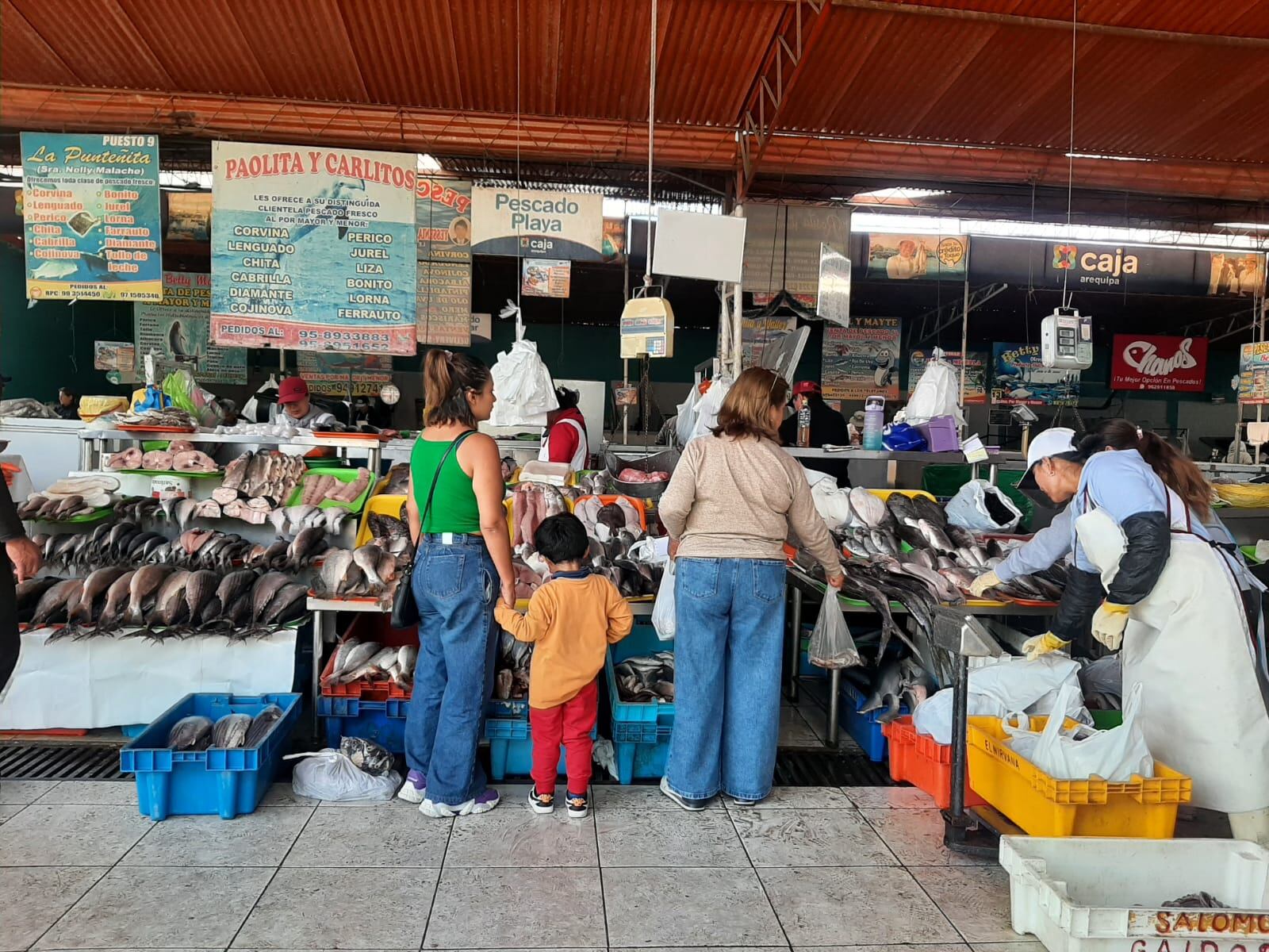 Familias ya se abastecen de pescados y mariscos para esta Semana Santa. (Foto: GEC)