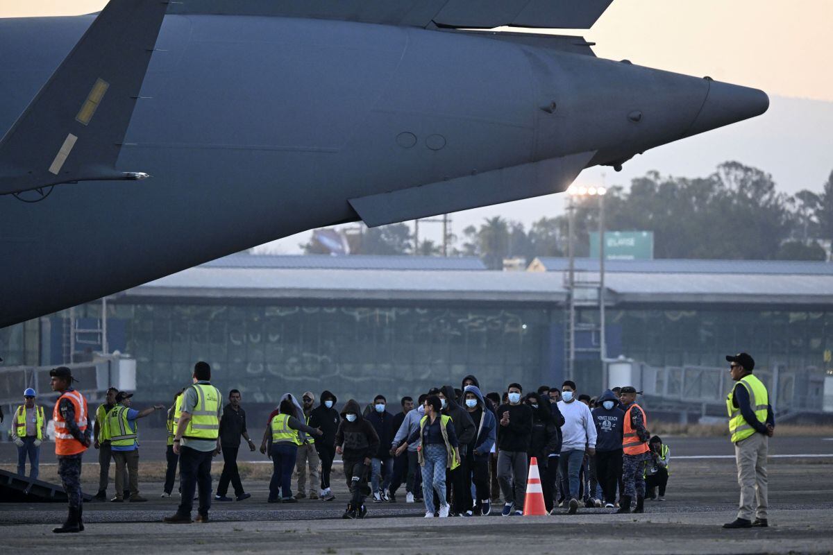 Aviones militares se usan para trasladas a ciudadanos indocumentados (Foto: Johan Ordoñez / AFP)