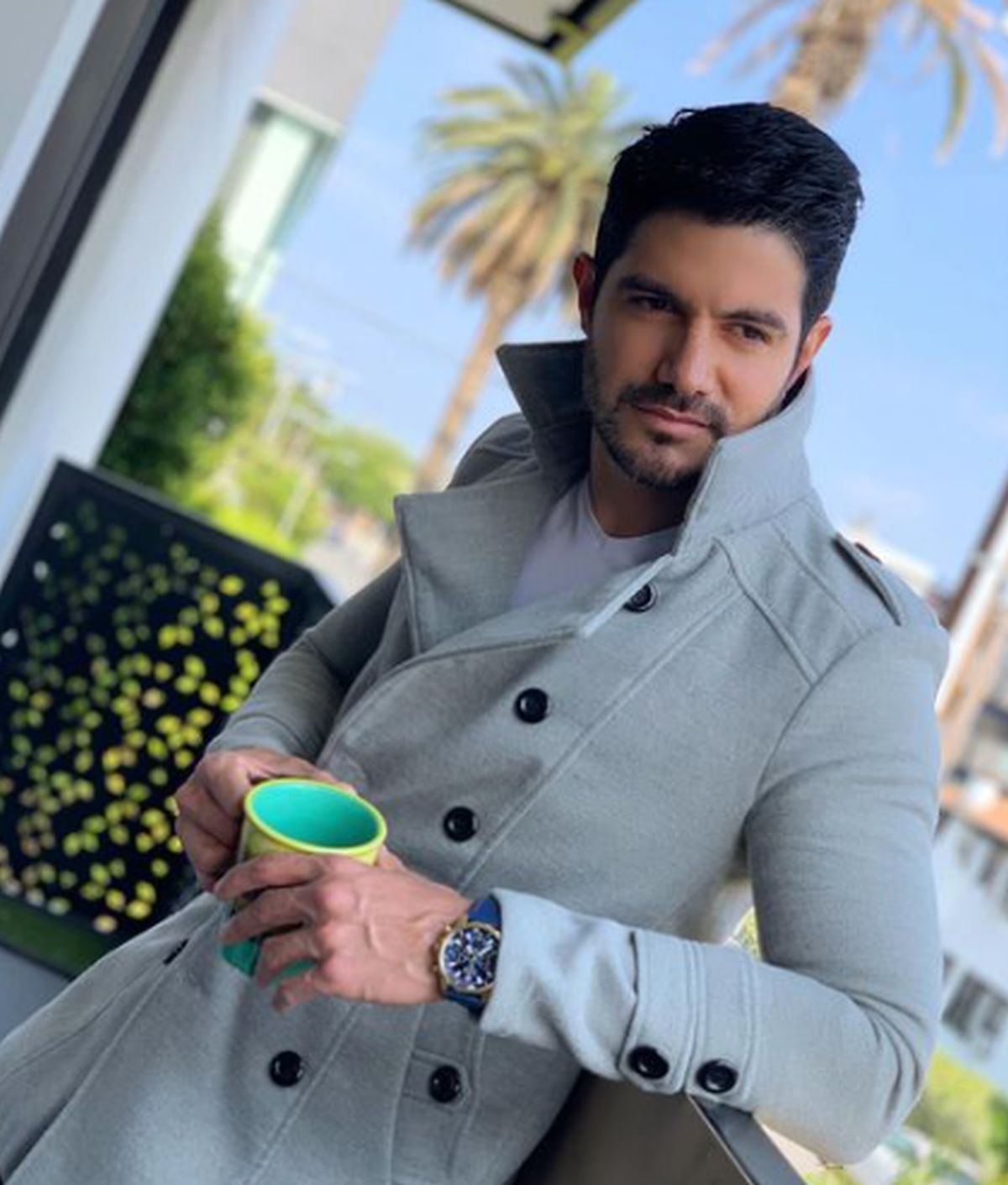 El actor con un saco plomo una taza entre sus manos (Foto: Pepe Gámez / Instagram)