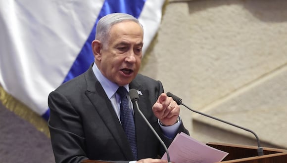 El primer ministro israelí, Benjamin Netanyahu, habla durante la sesión de votación para la destitución del diputado del partido Hadash-Taíal, Ofer Cassif, en Jerusalén, el 19 de febrero de 2024. (Foto de EFE/EPA/ABIR SULTAN)