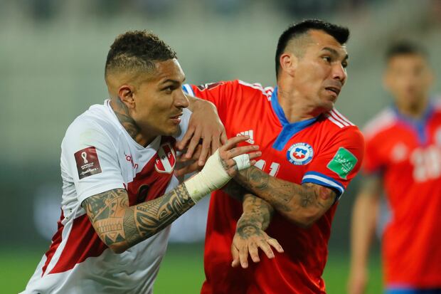 Peru's Paolo Guerrero (L) and Chile's Gary Medel (R) vie for the ball during their South American qualification football match for the FIFA World Cup Qatar 2022 at the National Stadium in Lima on October 7, 2021. (Photo by Daniel APUY / POOL / AFP)