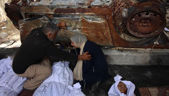 Palestinos lloran por los cuerpos de familiares muertos en un ataque israelí antes de su funeral en una clínica en la ciudad de Gaza el 25 de mayo de 2024, en medio de continuas batallas entre Israel y Hamás en la Franja de Gaza. (Foto de Omar AL-QATTAA / AFP)