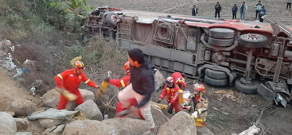 Bomberos y personal de salud acudieron a la zona del accidente para socorrer a los heridos. Foto: Chimbote Infórmate-Noticias