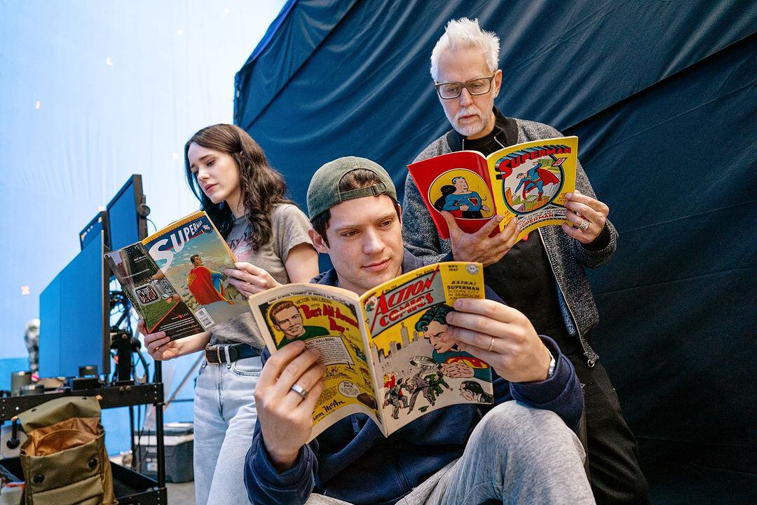 Rachel Brosnahan, David Corenswet y James Gunn leyendo los cómics de Superman (Foto: David Corenswet / Instagram)