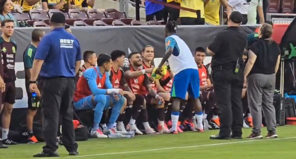 Vinícius Jr detuvo su paso rumbo hacia los vestuarios para saludar a cada jugador y cuerpo técnico de la selección mexicana.