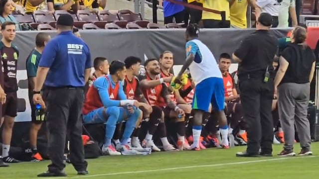 Vinícius Jr detuvo su paso rumbo hacia los vestuarios para saludar a cada jugador y cuerpo técnico de la selección mexicana.