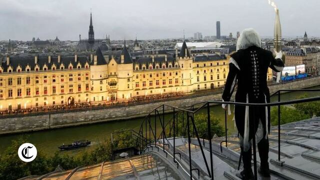 Descubre cuál podría ser la identidad del misterioso encapuchado que llevó la antorcha en la inauguración de los Juegos Olímpicos París 2024.