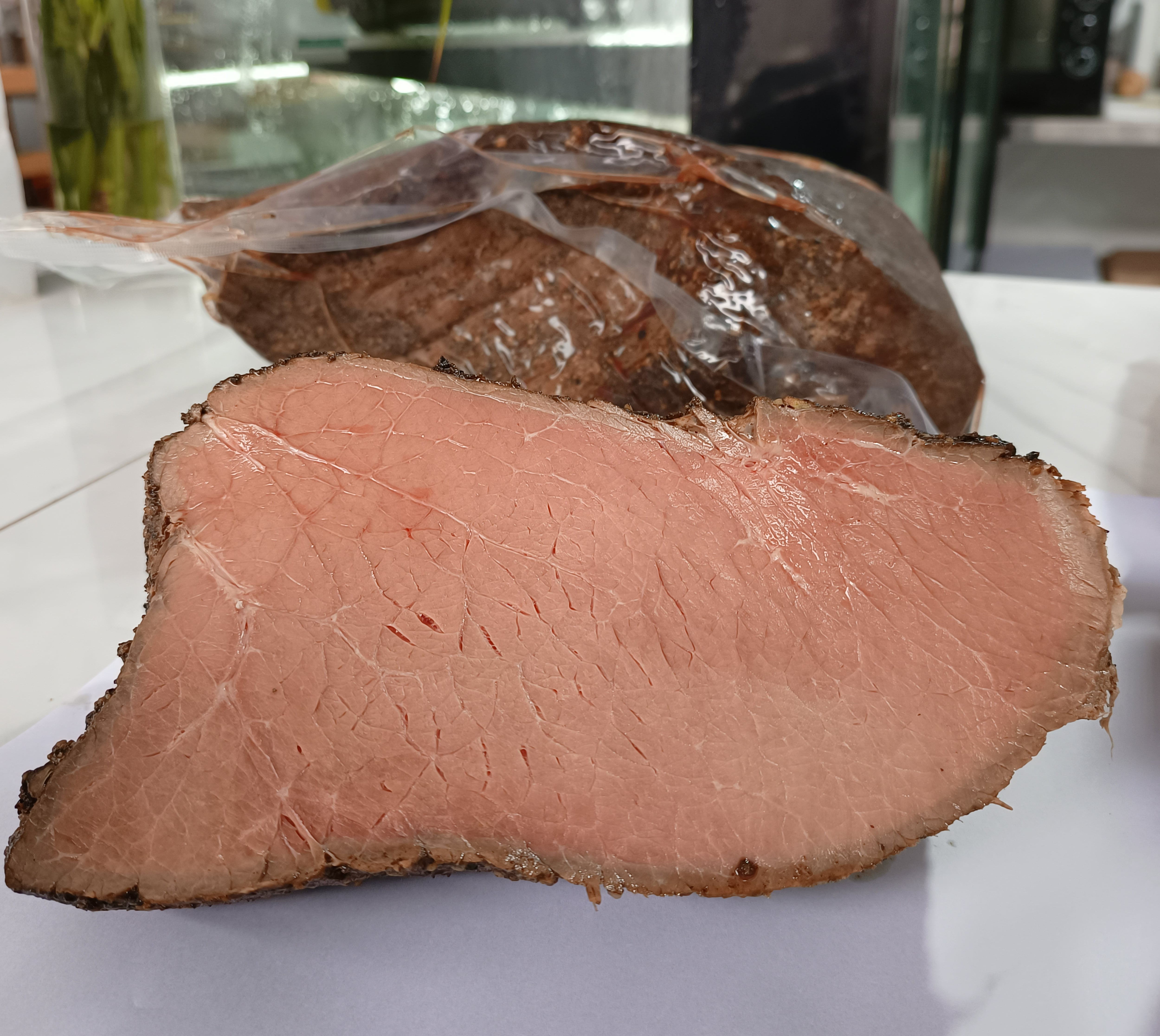 El roast beef es un corte hecho con carne de res.