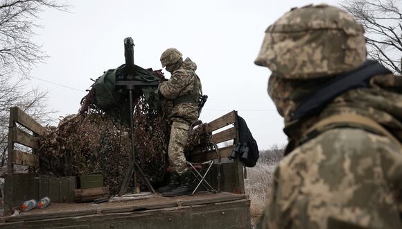 Soldados ucranianos en su posición en la región de Donetsk, el 10 de diciembre de 2023, en medio de la invasión rusa de Ucrania. (Foto de Anatolii Stepanov / AFP)