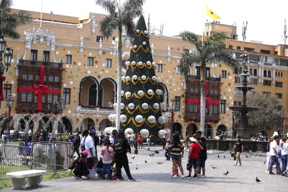 La Municipalidad de Lima decoró la Plaza Mayor con guirnaldas, luces y diversos objetos alusivos a la fiesta navideña. Fotos: Alessandro Currarino / @photo.gec