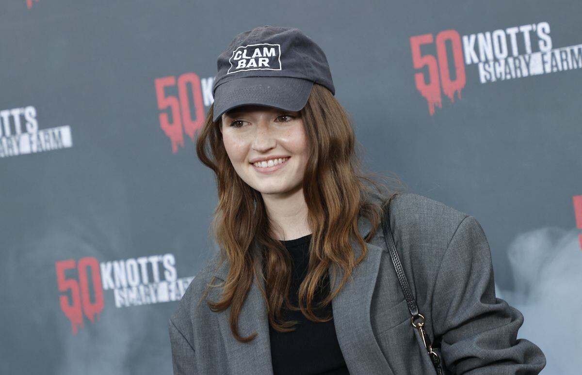 La vez que Kaitlyn Dever llegó para el 50 aniversario de "La aterradora granja de Knott" en Buena Park, California, el 23 de septiembre de 2023 (Foto: Michael Tran / AFP)