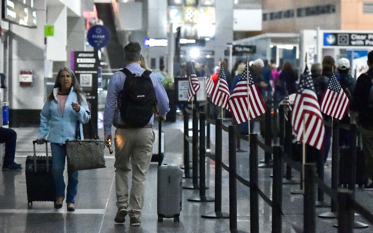 La FAA recomienda a los viajeros llegar temprano, tener paciencia y revisar información oficial antes de partir. (Foto: AFP)