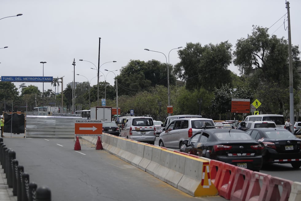 Varios taxistas y choferes particulares mostraron su preocupación por el cuello de botella que se formaría en hora punta, lo que dificultaría aun más el poder salir de esta zona de la ciudad. (Foto: Hugo Pérez /@photo.gec)