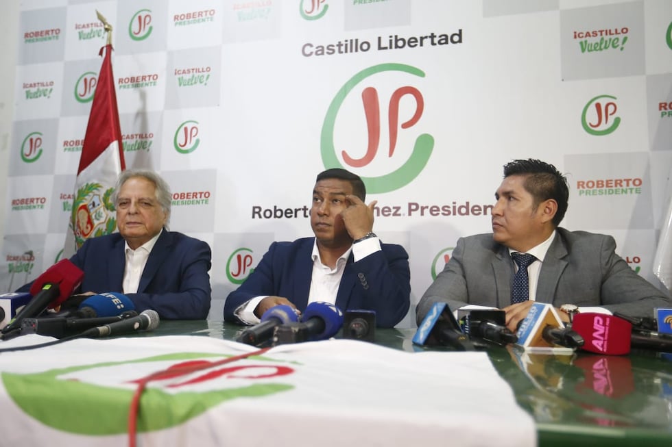 Manuel Rodríguez Cuadros, integrante del equipo técnico; Ernesto Zunini, secretario general del partido; y Roy Mendoza, vocero legal. Fotos: Cesar Campos/ @photo.gec