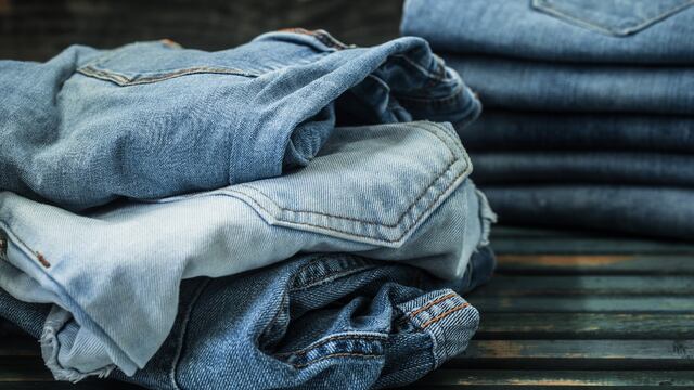 El truco definitivo para arreglar los agujeros de los jeans sin máquina de coser