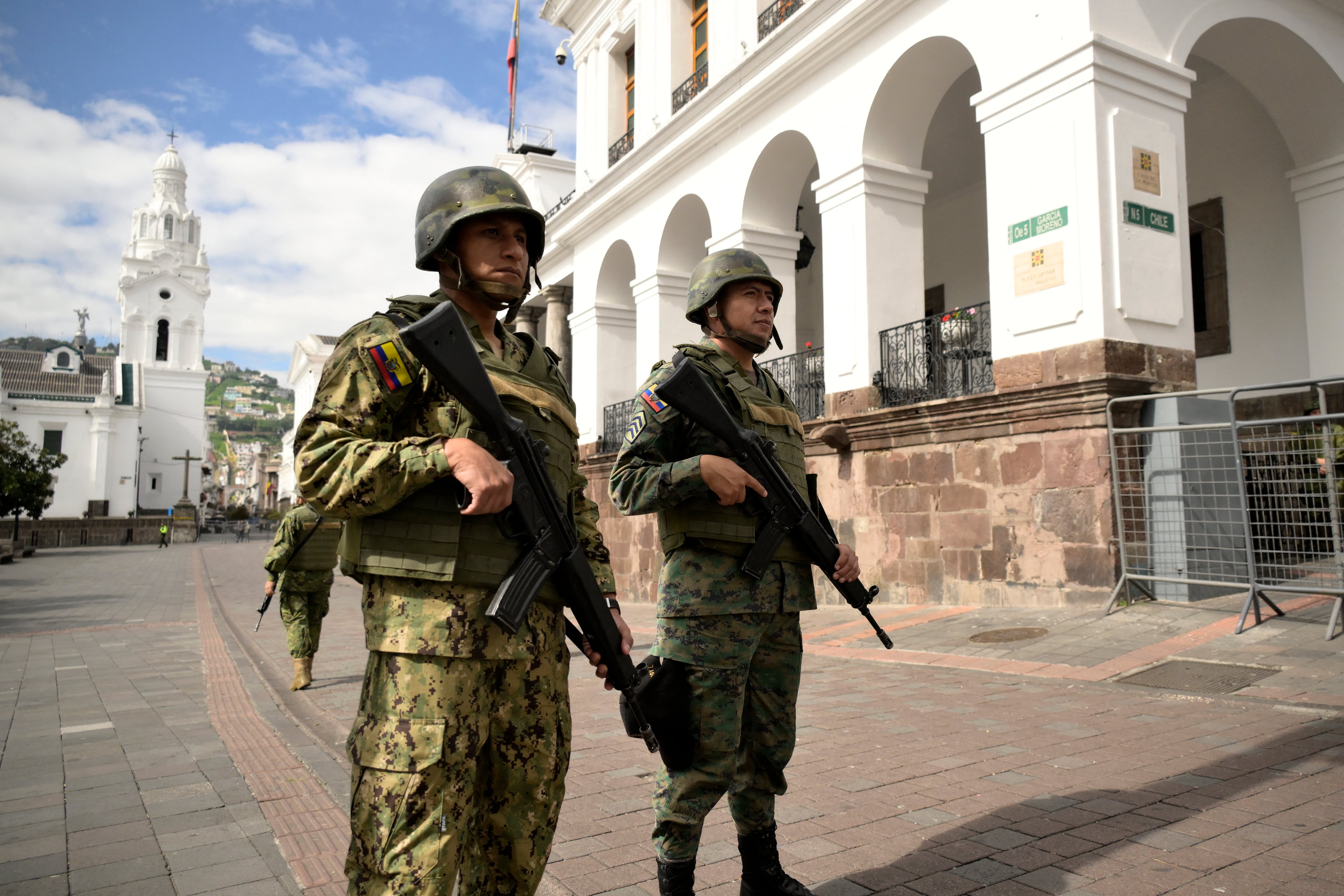 Las fuerzas de seguridad patrullan el Palacio de Carondelet en Quito el 10 de enero de 2024. (Foto de Rodrigo BUENDÍA / AFP).