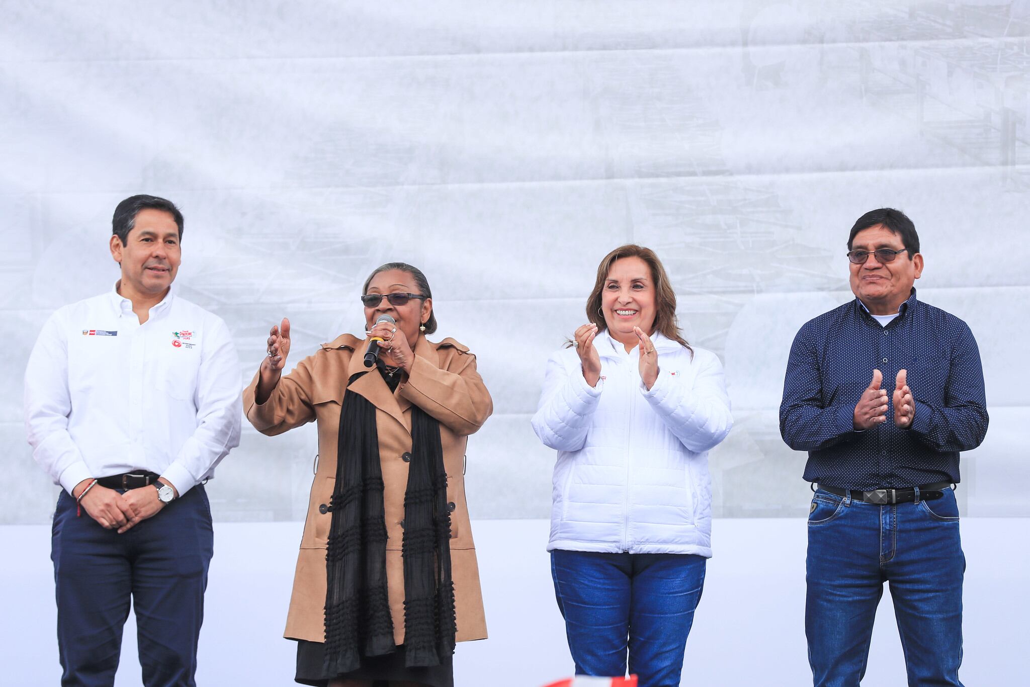 La presidenta Dina Boluarte se pronunció sobre su efusivo saludo al ministro del Interior, Juan José Santiváñez, durante un actividad oficial el pasado 30 de agosto. (Foto: Presidencia)