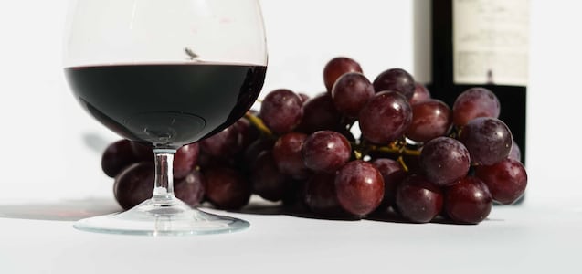 El truco para enfriar el vino con uvas en poco tiempo