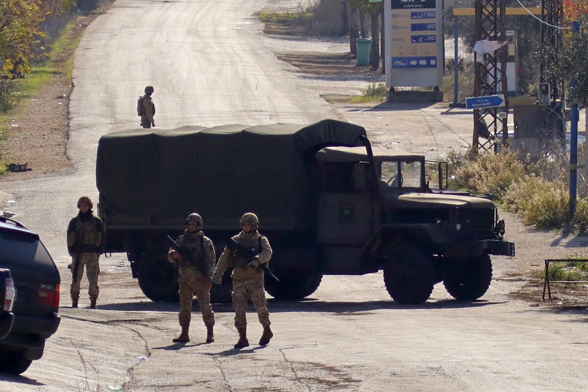 Soldados del ejército libanés que vigilan un puesto de control utilizan un vehículo militar para bloquear una carretera en la zona de Marjayoun, en el sur del Líbano, el 28 de noviembre de 2024. (Foto de AFP)