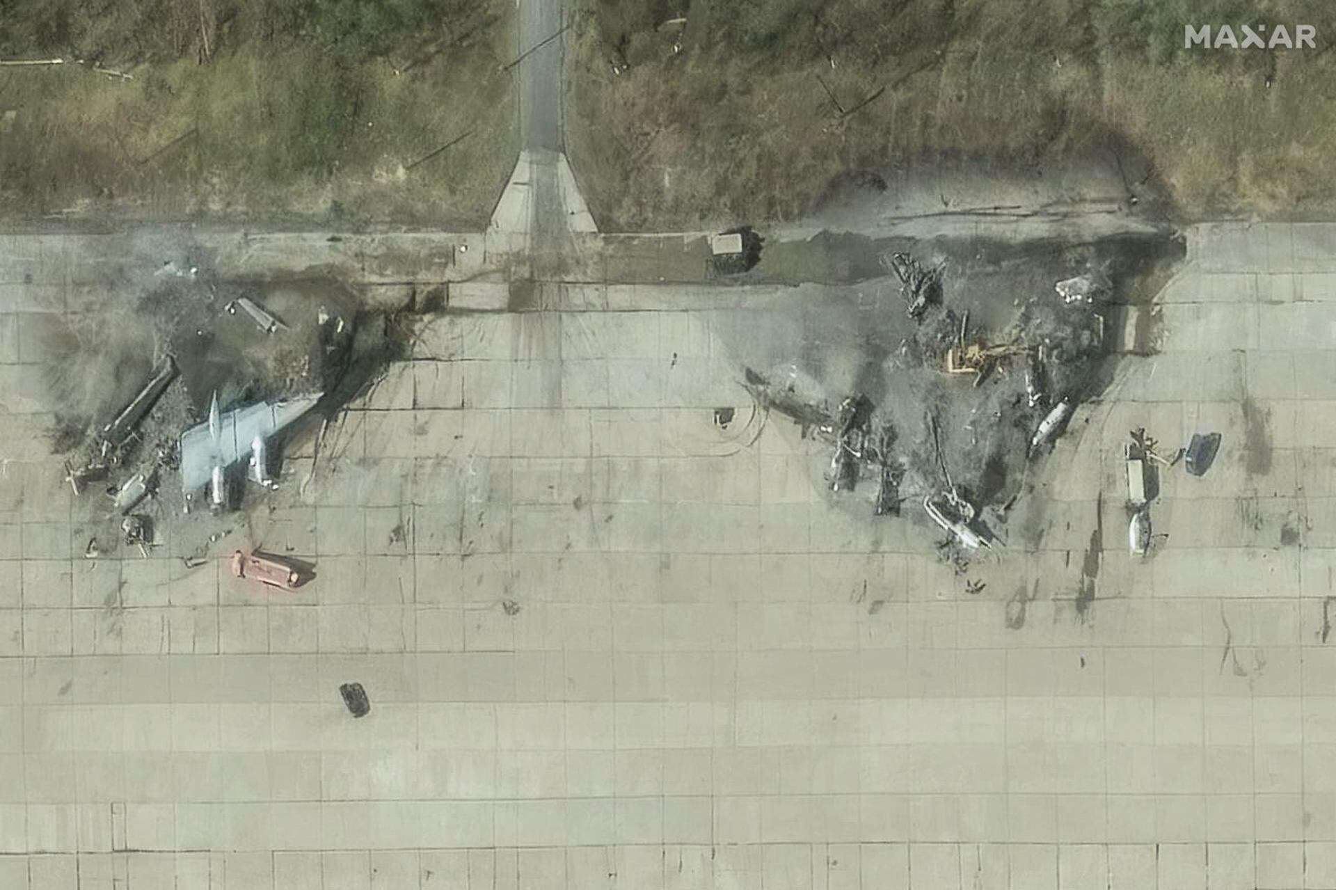Una imagen satelital proporcionada por Maxar Technologies muestra aviones Tupolev Tu-95 destruidos tras una serie de ataques con drones ucranianos contra la base aérea de Olenya, Rusia. (EFE).