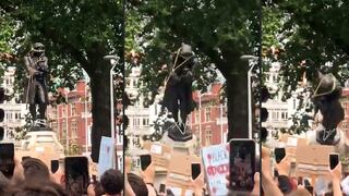 El momento en el que derriban la estatua de un comerciante de esclavos del siglo XVII | VIDEO