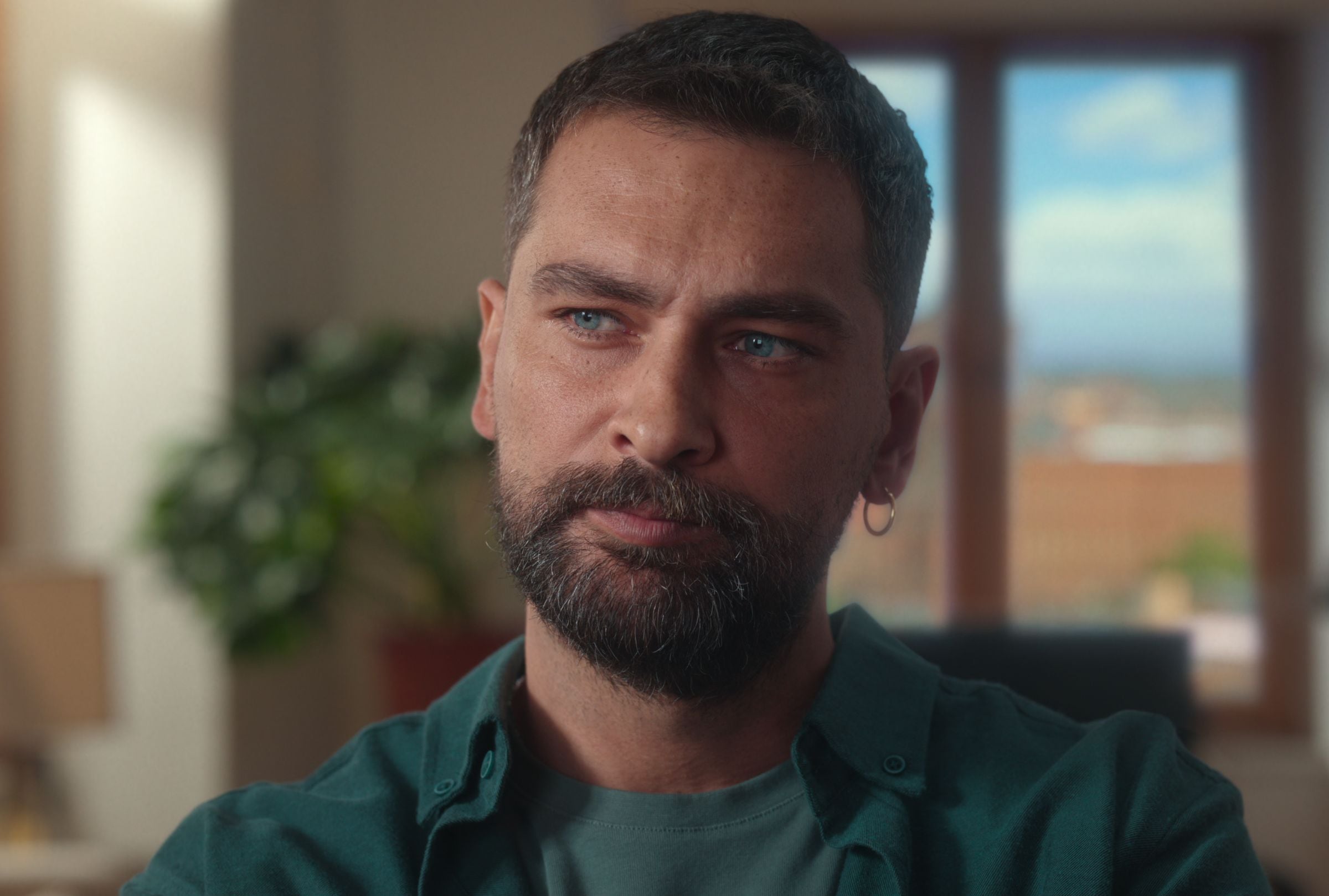Onur Tuna como Mert en una escena de la serie "Cartas desde el pasado” (Foto: Netflix)