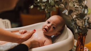 Cuál es la forma correcta de bañar a un bebé: consejos básicos para padres primerizos