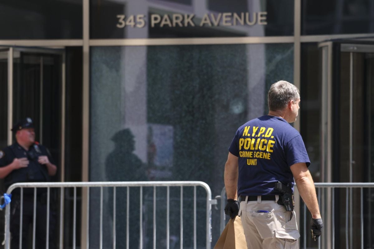 Un hombre armado abrió fuego la noche del 28 de julio en un rascacielos de Park Avenue, en Manhattan, matando a cuatro personas. Foto: EFE/EPA/SARAH YENESEL