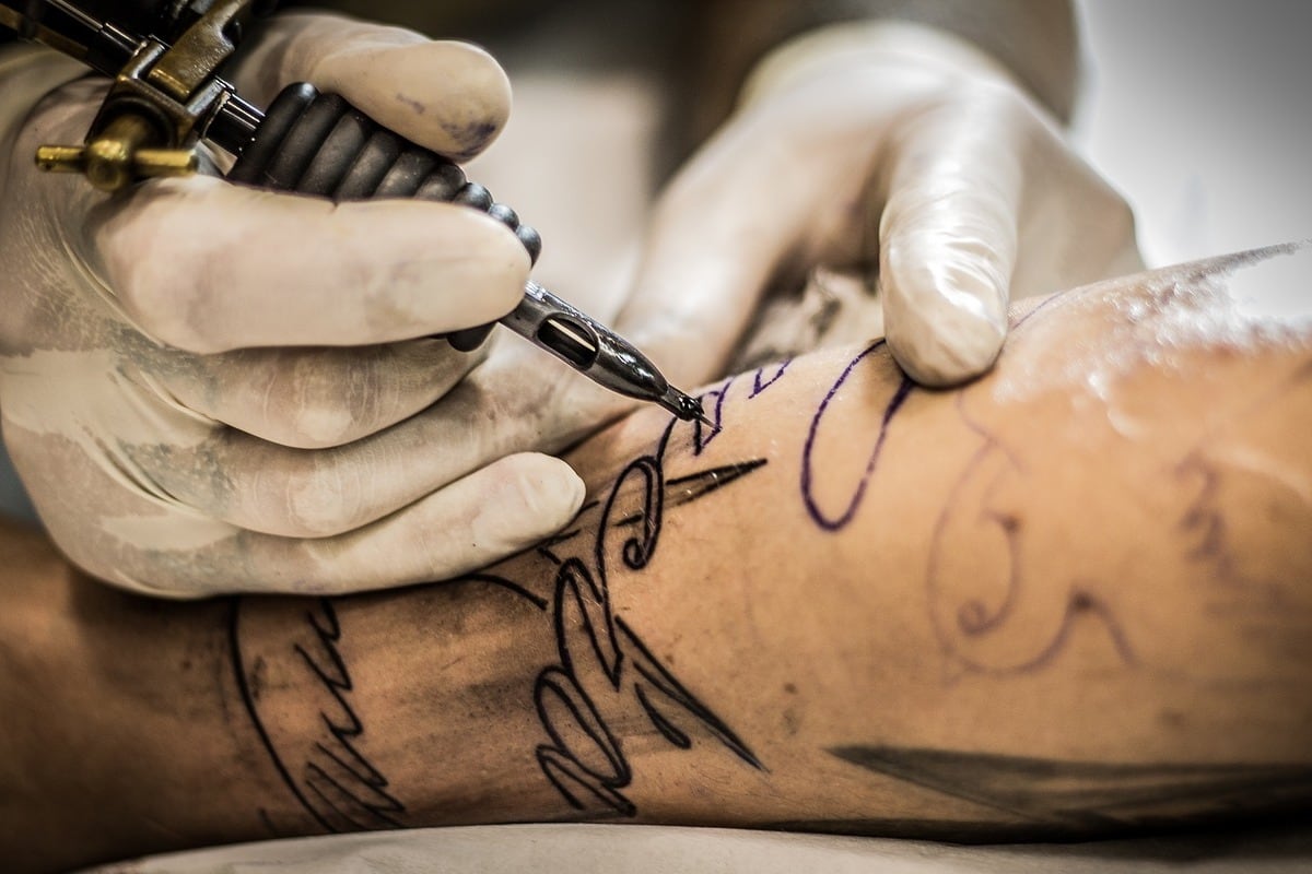 Gary Stephens, el tatuador amigo de la pareja, fue el encargado de hacer el curioso retrato, al que añadió algunas papaditas de más. (Foto: Pixabay/ referencial)