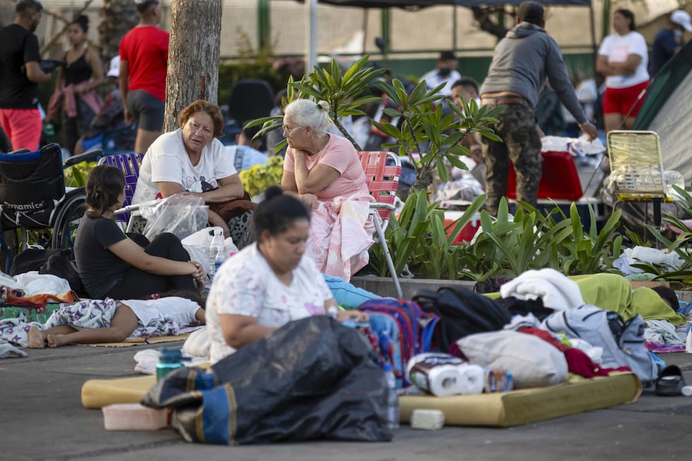 Recostados en colchones, sábanas, sillas, carpas y campamentos improvisados, cientos de personas duermen en el asfalto, jardineras, plazas y canchas en Catia La Mar, una de las ciudades más afectadas por los terremotos de magnitud 7,2 y 7,5 ocurridos el miércoles en Venezuela y que se han cobrado la vida de 235 personas. Foto: EFE/ Ronald Peña R