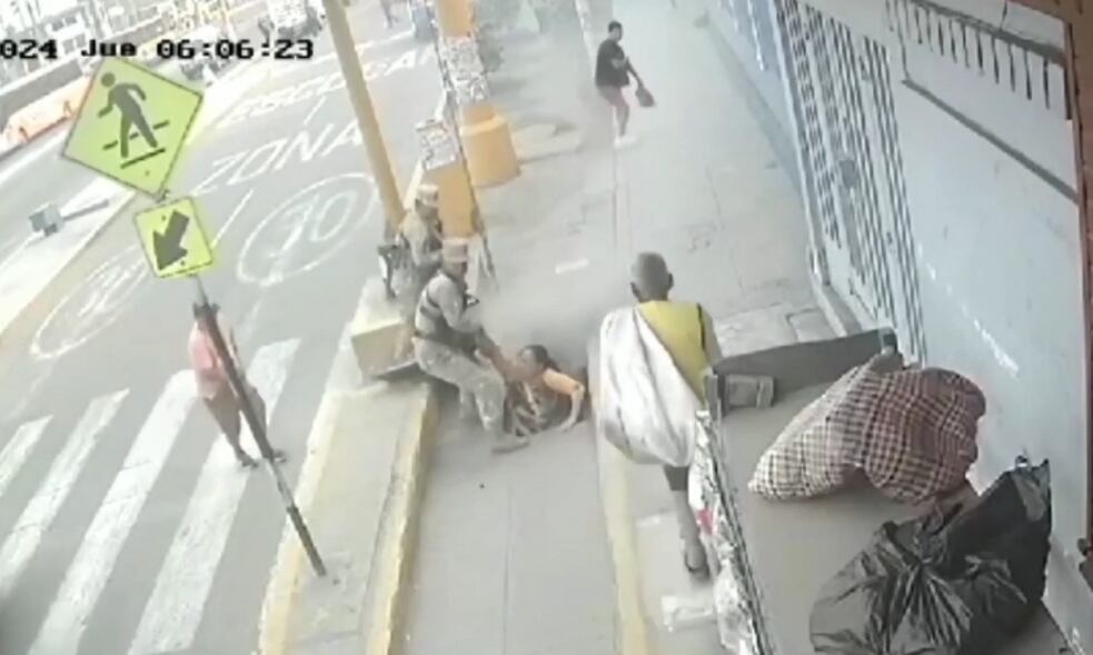 La tapa del buzón salió disparada y cayó en el brazo de la transeúnte.