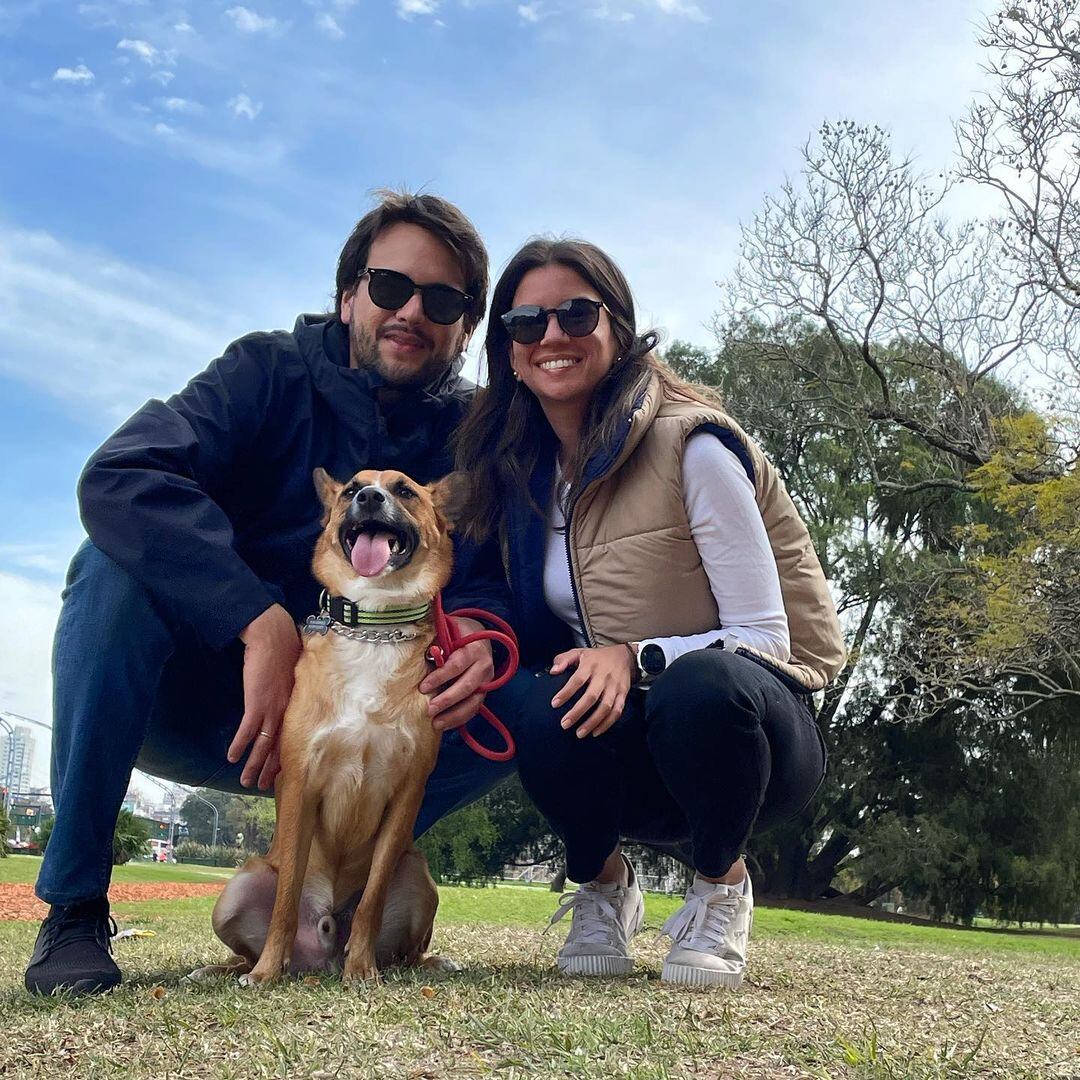 “Con mi esposa, Sandra, siempre quisimos tener un perrito al mudarnos juntos. Ella ama los animales y me enseñó a quererlos más de lo que pensaba”, confiesa Luis. (Foto: Instagram @paco.elmestizo)