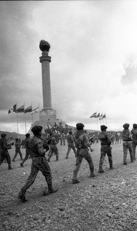 Miembros del Ejército Peruano desfilaron en la "Pampa Chacamarca", frente al obelisco, inaugurado en 1924, por el centenario de la Batalla de Junín. (Foto: Archivo Histórico de El Comercio)
