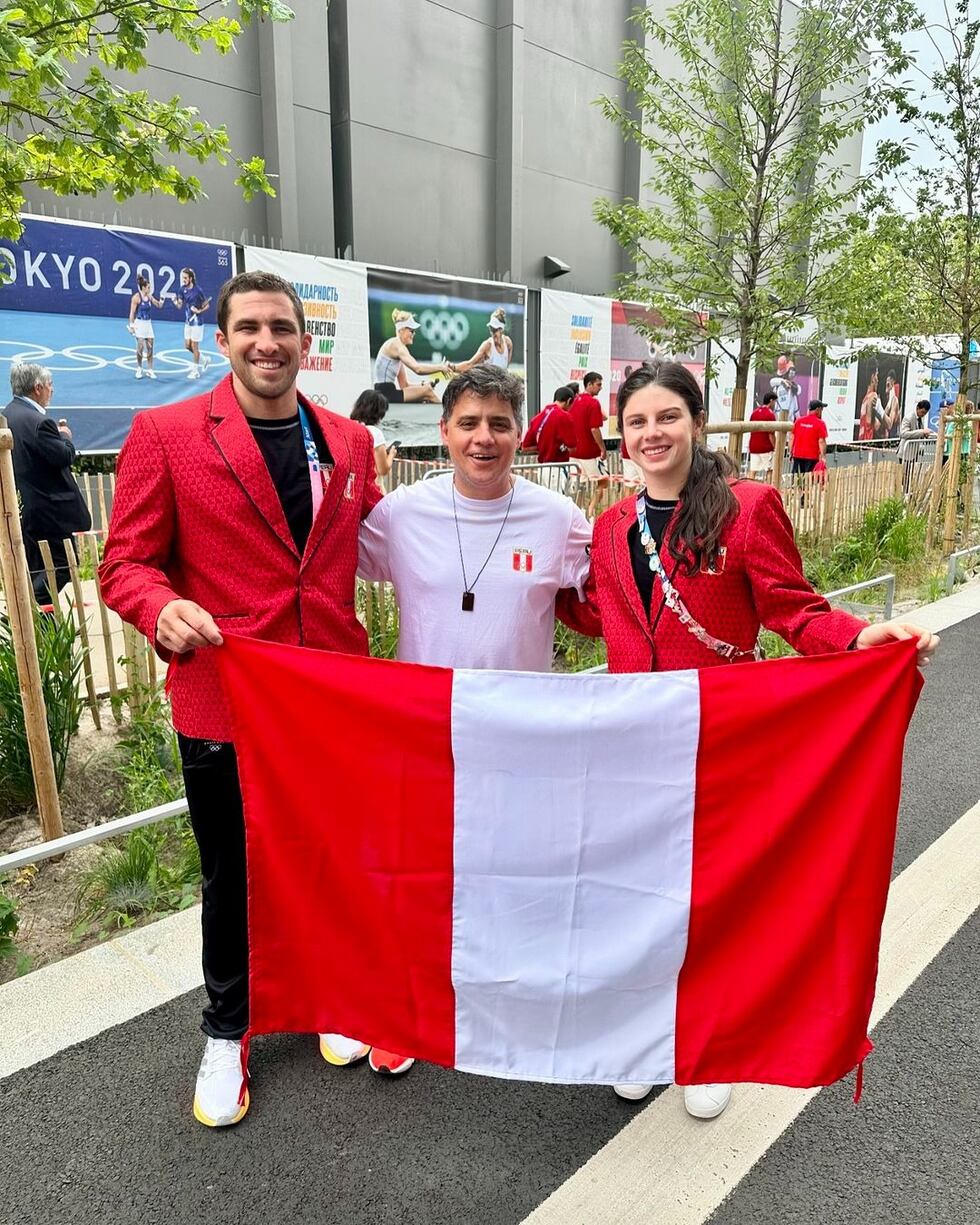 Deportistas peruanos listos para el desfile en la inauguración de los Juegos Olímpicos París 2024-