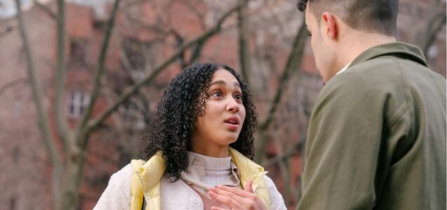 9 frases que desgastan tu relación sin que lo notes, según un psicólogo