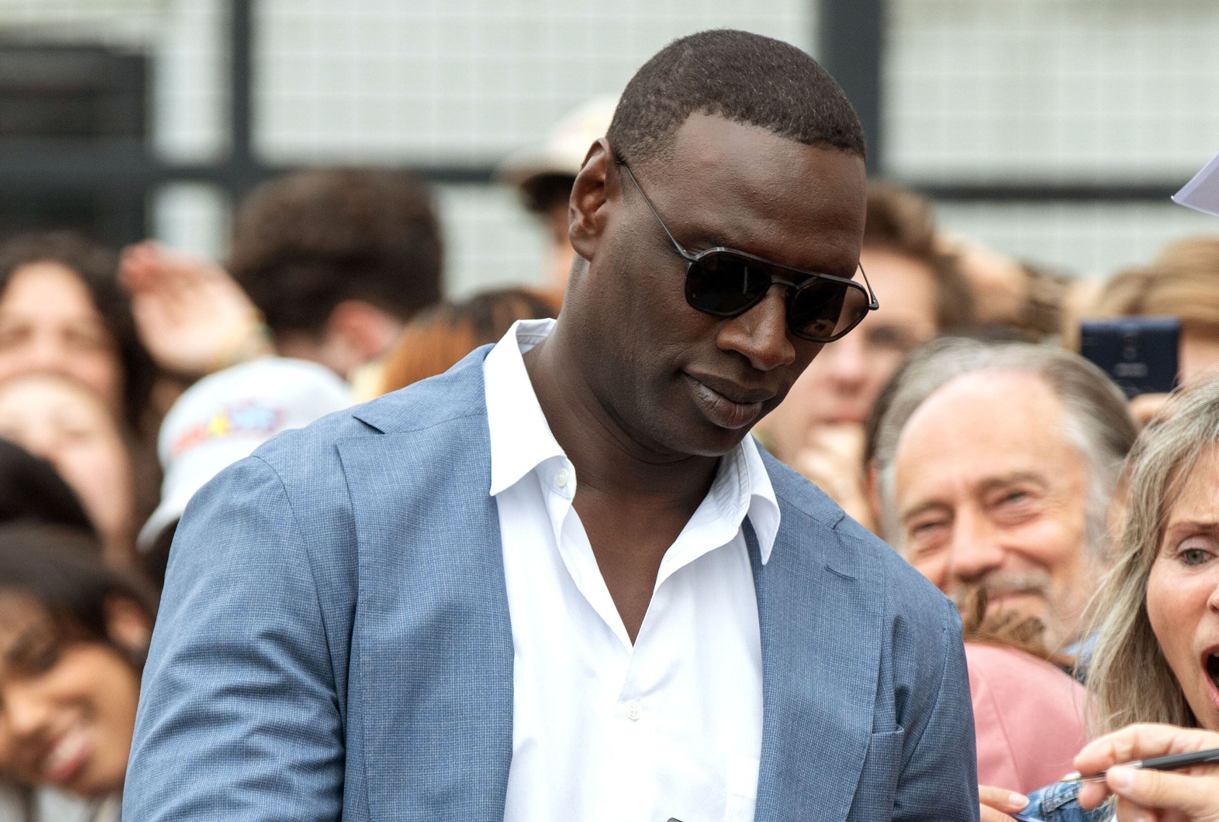 Abel Camara (Omar Sy) firmando autógrafos para sus fans en la película francesa "French Lover" (Foto: Netflix)