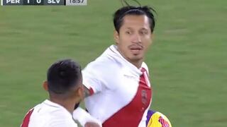 Autogol de El Salvador tras presión de Lapadula: Perú gana 1-0 | VIDEO