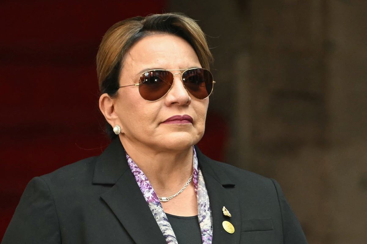 La presidenta de Honduras, Xiomara Castro, asiste a una ceremonia en el Palacio Nacional de la Ciudad de México, el 25 de noviembre de 2025. (Yuri CORTEZ / AFP)