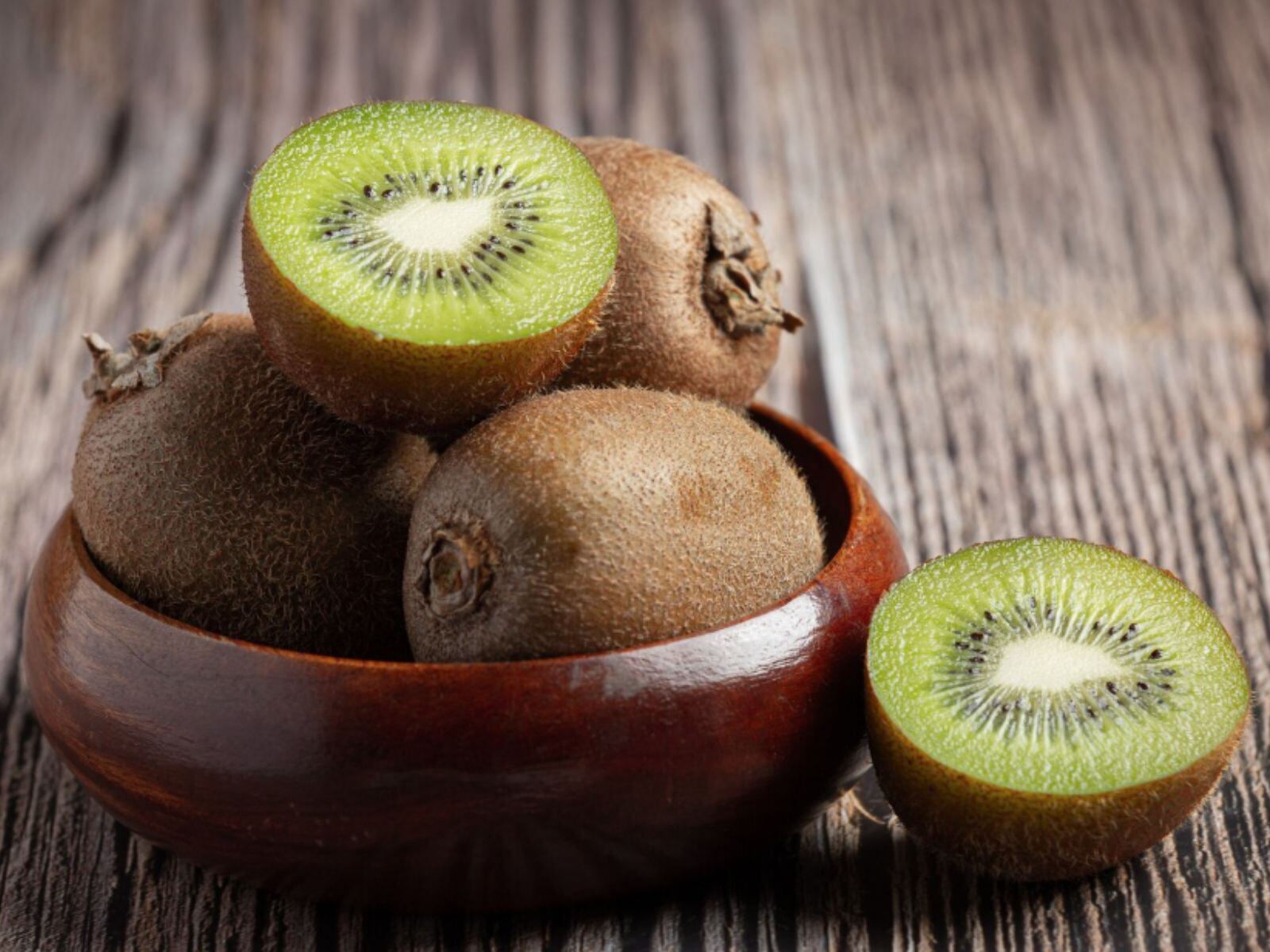 En esta nota, te revelaré por qué es importante que comas las cáscaras de kiwi. (Crédito: Freepik)