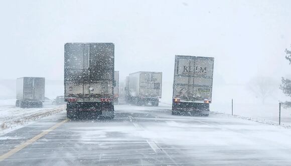 Camiones se aproximan al punto de coalición de otros vehículos en una carretera de Nebraska, el 25 de diciembre de 2023. (Foto de Twitter/X @NEStatePatrol)