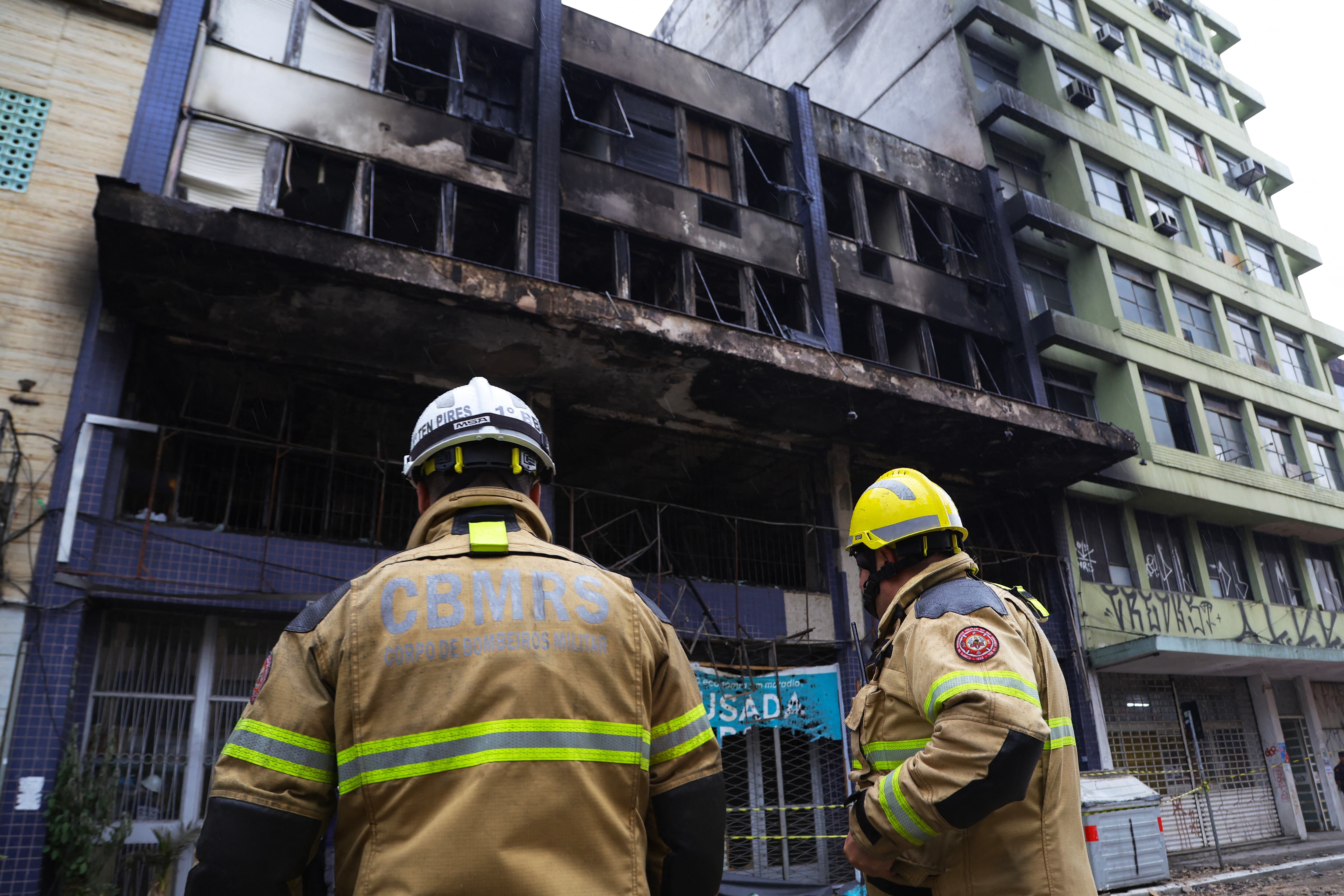 Los bomberos trabajan en el lugar donde un refugio para personas sin hogar se incendió, dejando al menos 10 víctimas, en Porto Alegre, Brasil, el 26 de abril de 2024. (Foto de SILVIO ÁVILA / AFP)