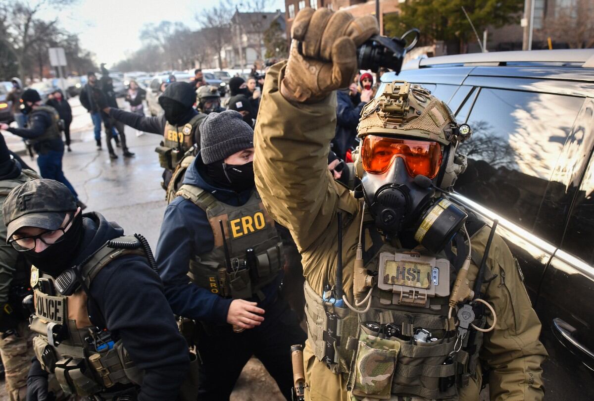 La adquisición de estos guantes por parte de ICE genera dudas sobre su uso durante las operaciones en Estados Unidos. | Crédito: OCTAVIO JONES / AFP