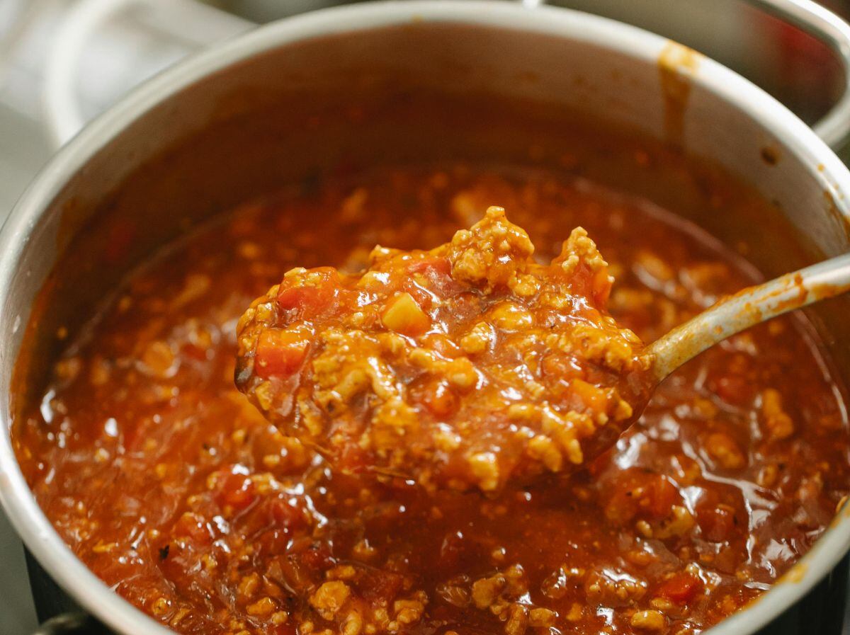 TRUCOS CASEROS | El agua donde cocinaste la pasta será tu gran aliada para que tu salsa preferida te quede aún mejor. (Foto: Katerina Holmes / Pexels)