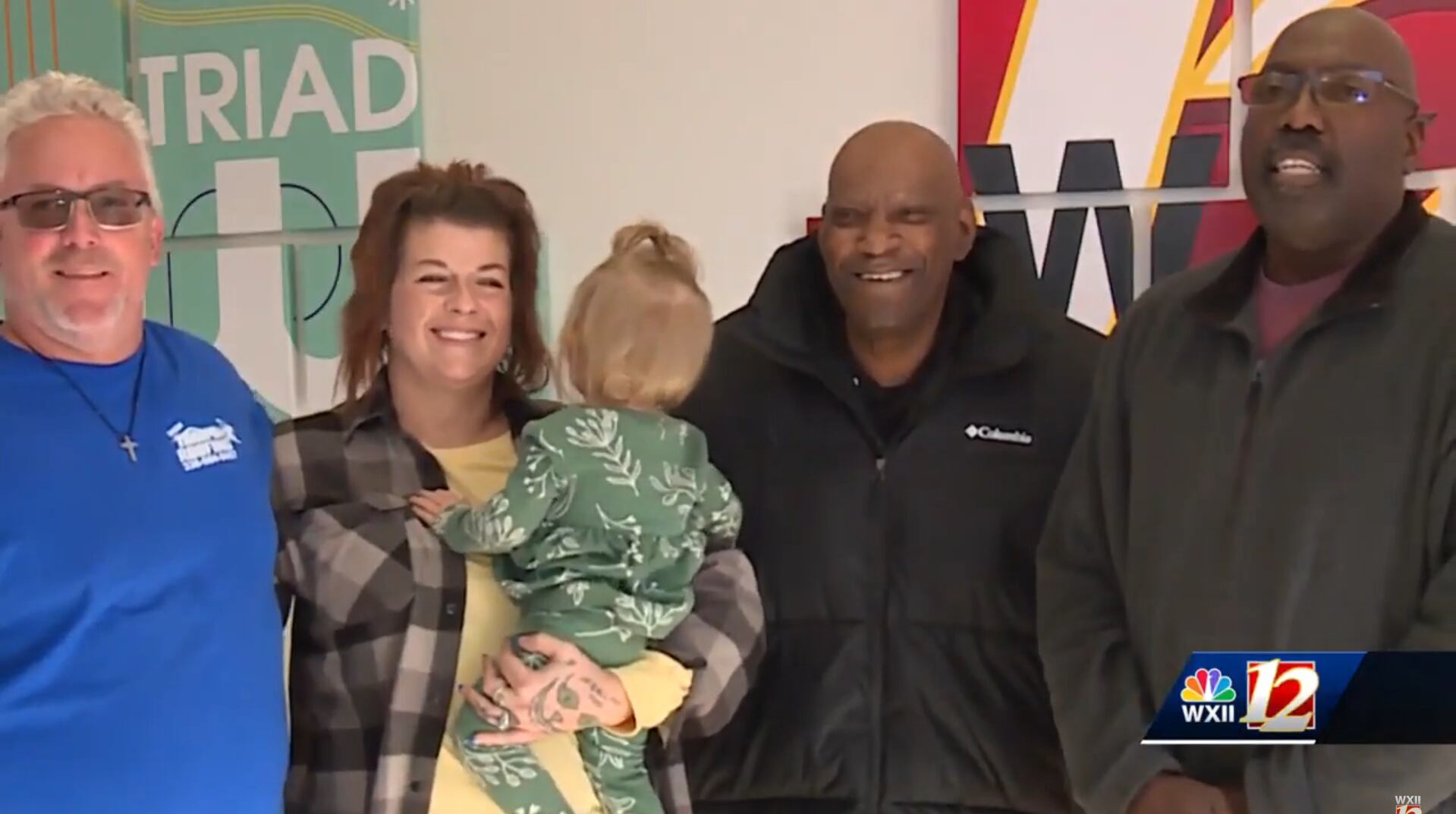 Tabitha Jones y Charles Mitchell protagonizaron una bonita historia esta Navidad. (Foto: YouTube | WXII 12 News)